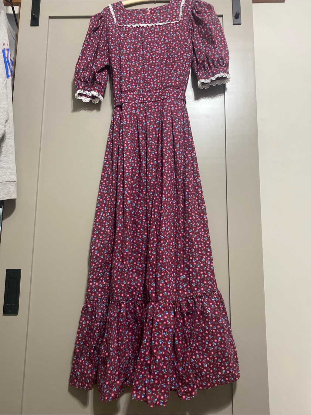 Vtg 1970s Calico Floral Prairie Dress Burgundy Lace Trim Cottagecore Maxi Medium